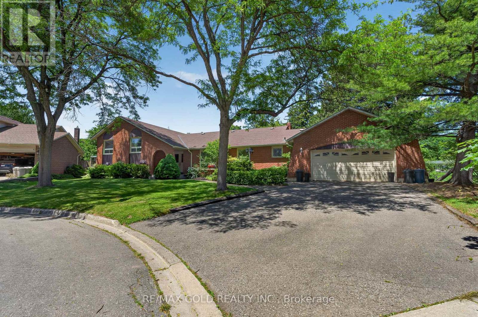 14 Cairnmore Court, Brampton, Ontario  L6Z 1T6 - Photo 2 - W13424582