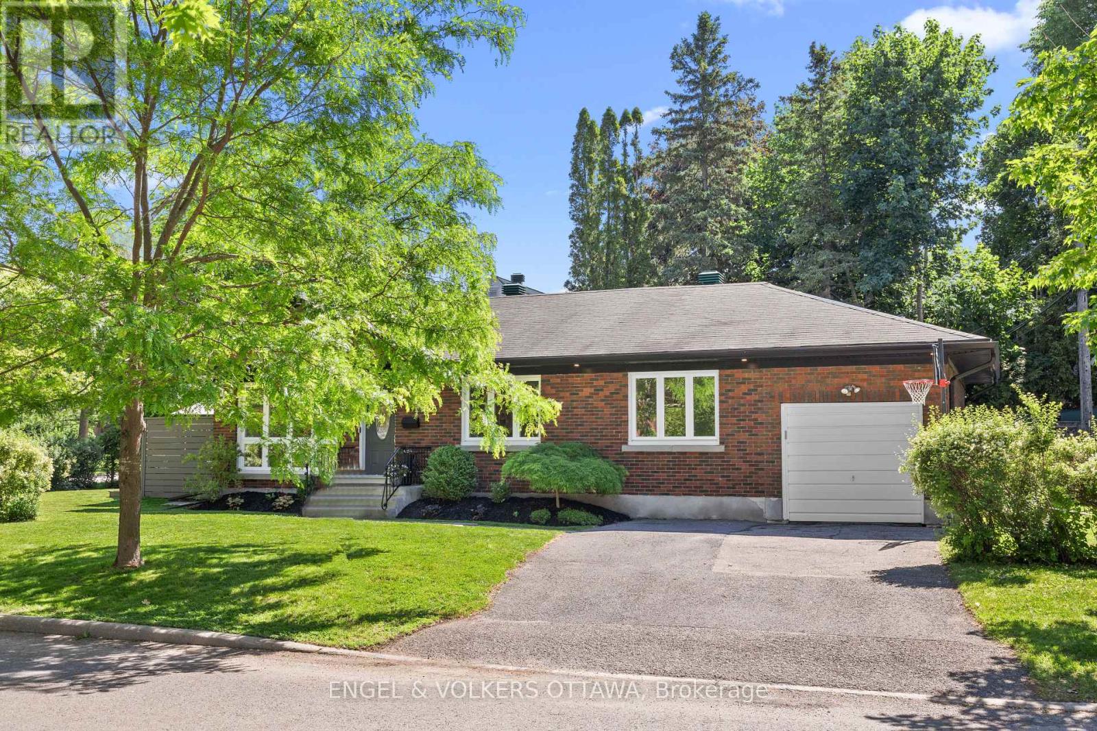 2161 Blossom Drive, Ottawa, Ontario  K1H 6G6 - Photo 2 - X13425284