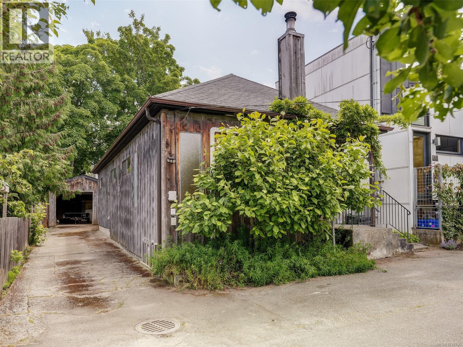 1607 Rebecca St, Victoria, British Columbia  V8T 3N3 - Photo 2 - 1039796