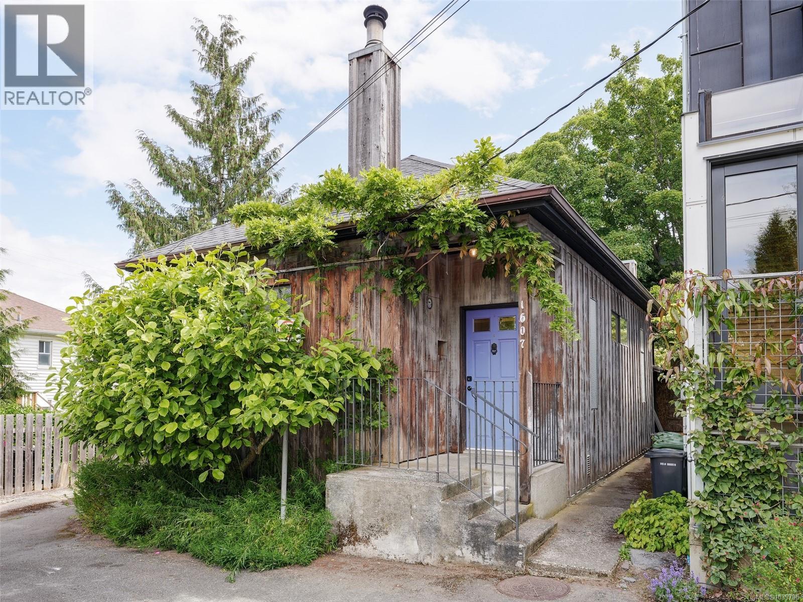 1607 Rebecca St, Victoria, British Columbia  V8T 3N3 - Photo 3 - 1039796