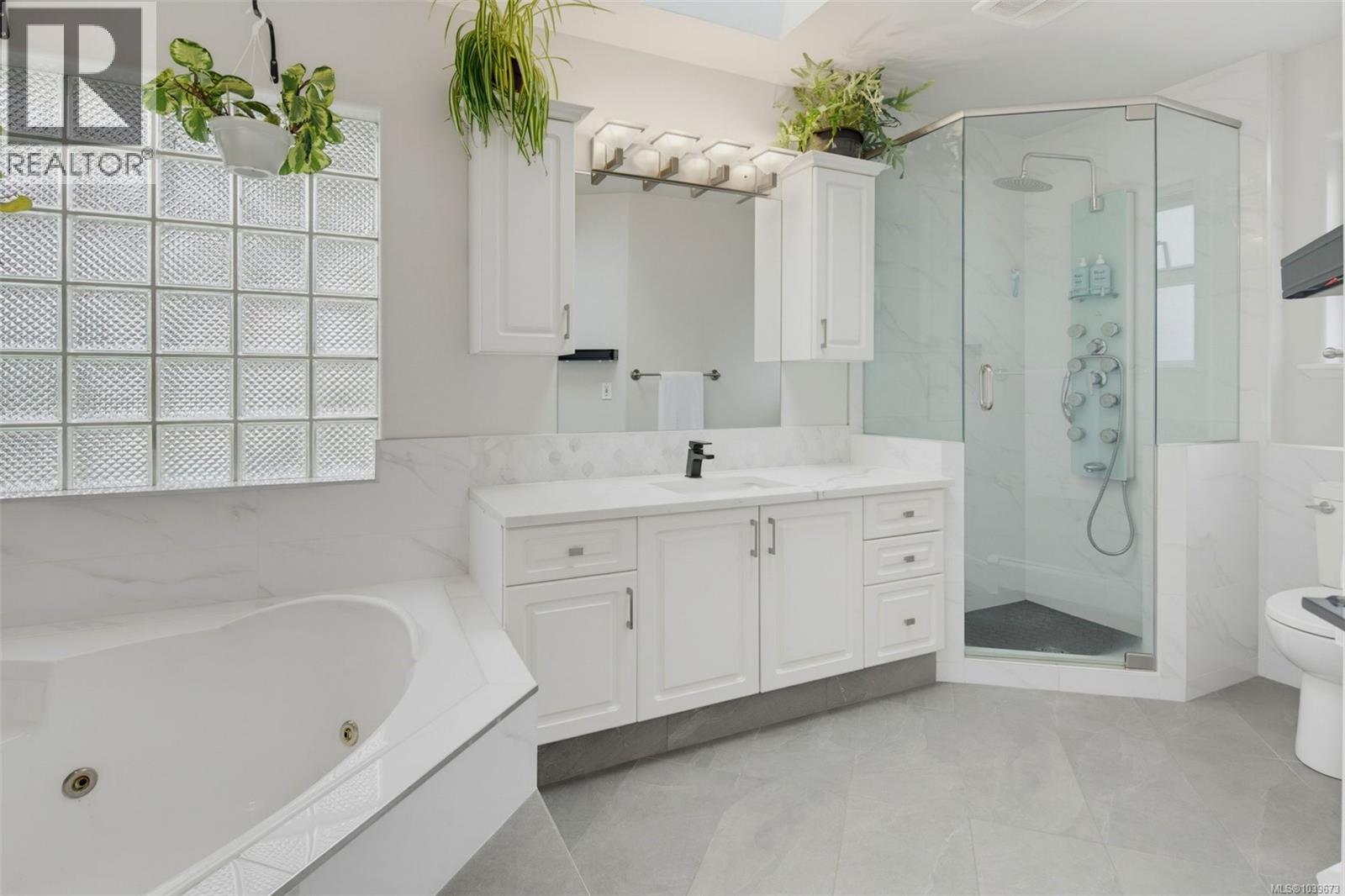 4000 Santa Rosa Pl, Saanich, British Columbia  V8Z 7K9 - Photo 24 - 1039673