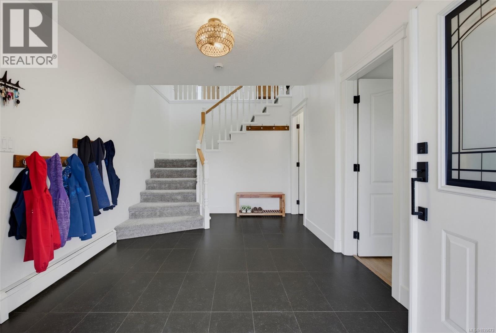 4000 Santa Rosa Pl, Saanich, British Columbia  V8Z 7K9 - Photo 4 - 1039673