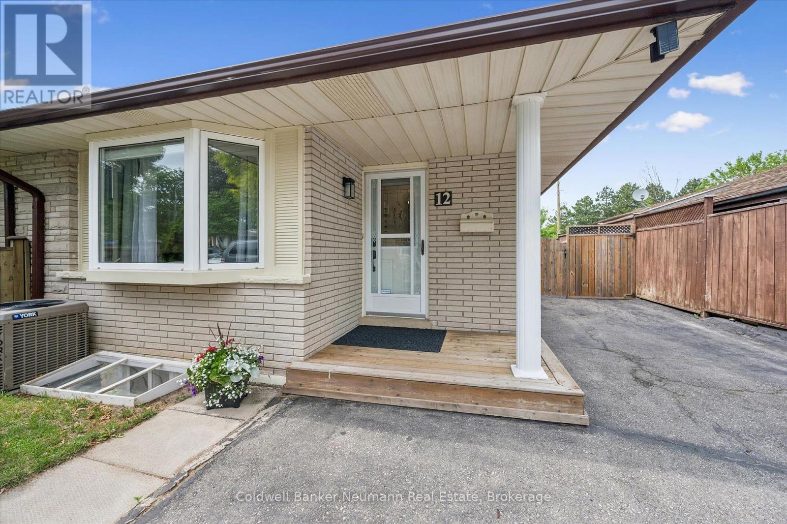 12 Shea Crescent, Kitchener, Ontario  N2E 1E8 - Photo 2 - X13425186