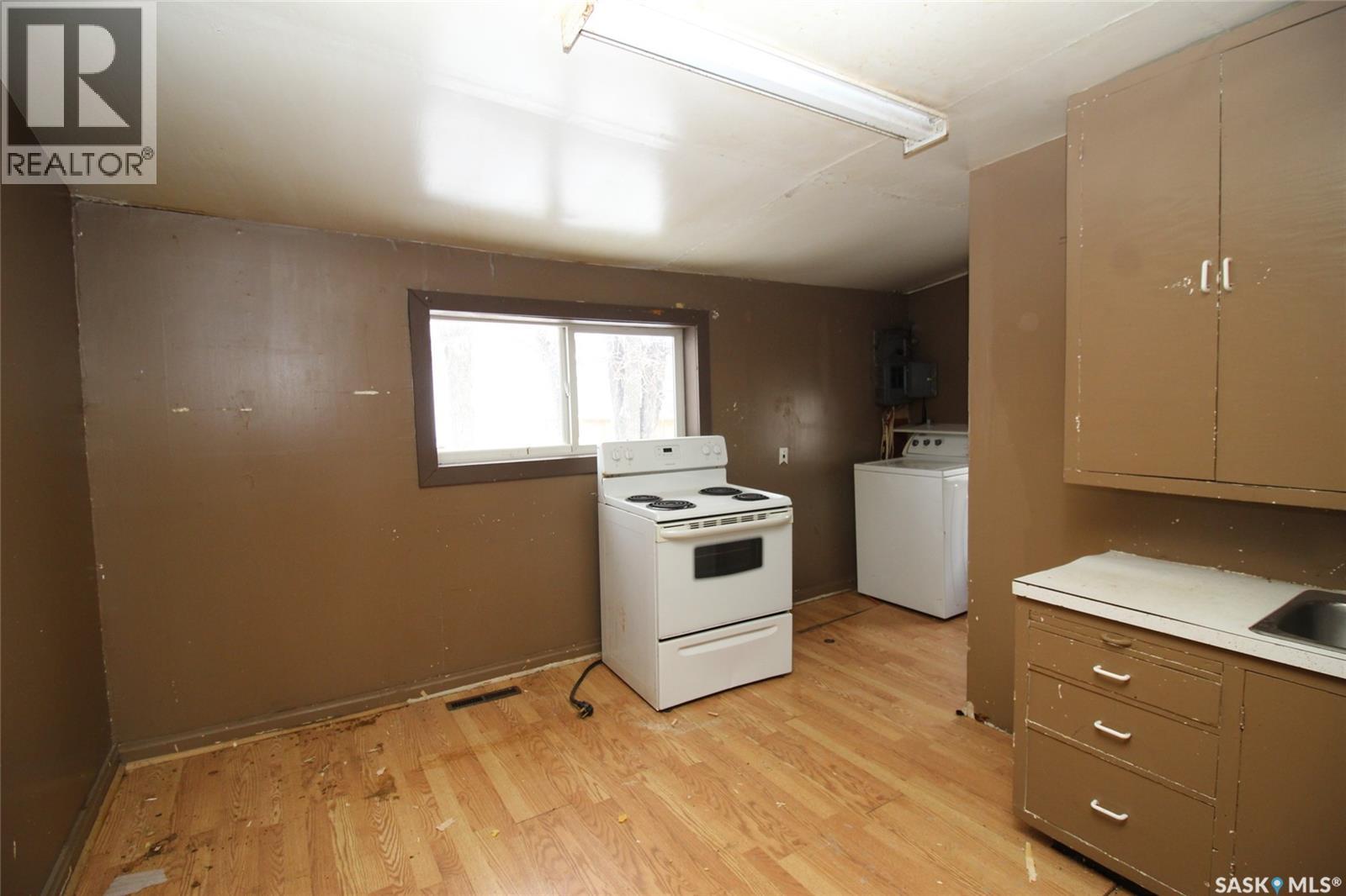 587 3rd Street W, Shaunavon, Saskatchewan  S0N 2M0 - Photo 3 - SK030006