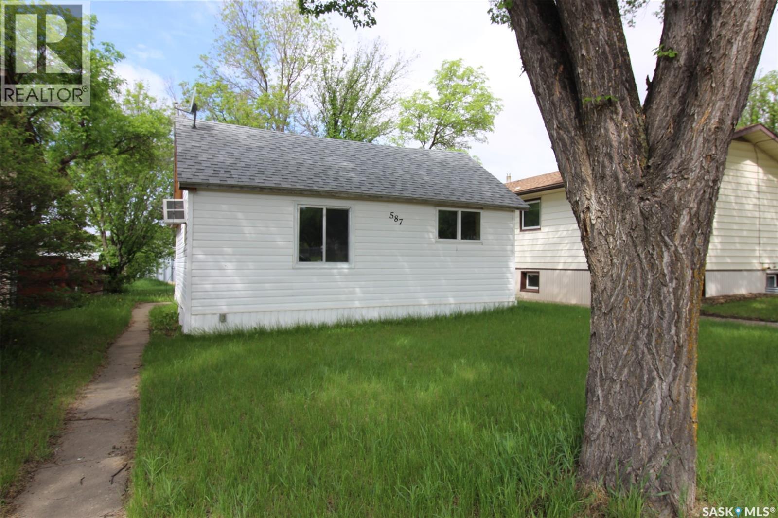 587 3rd Street W, Shaunavon, Saskatchewan  S0N 2M0 - Photo 1 - SK030006
