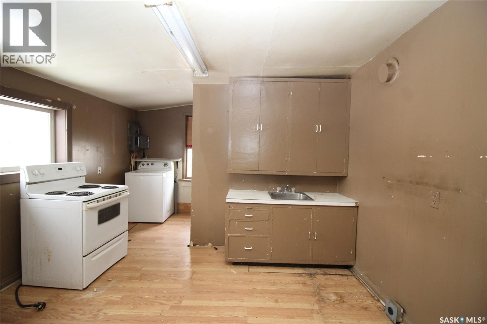 587 3rd Street W, Shaunavon, Saskatchewan  S0N 2M0 - Photo 2 - SK030006