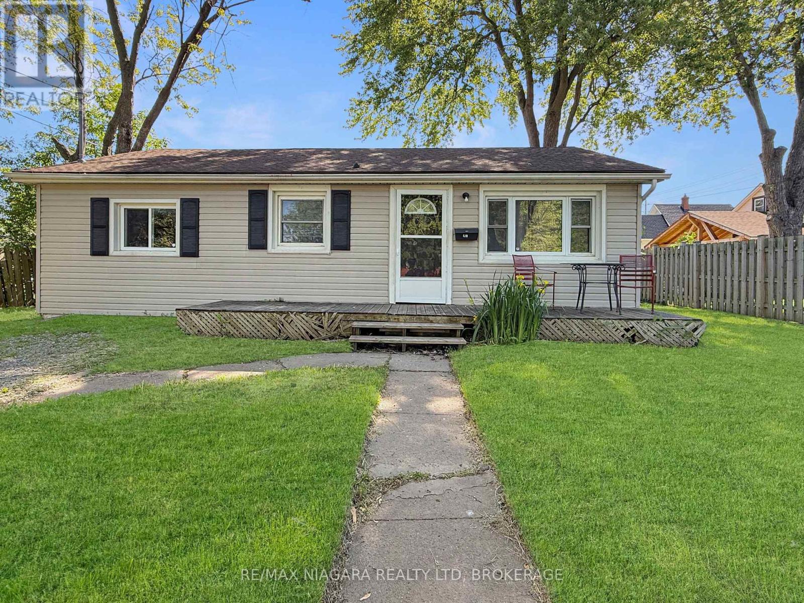 155 Douglas Street, Fort Erie, Ontario  L2A 3X1 - Photo 2 - X13425716