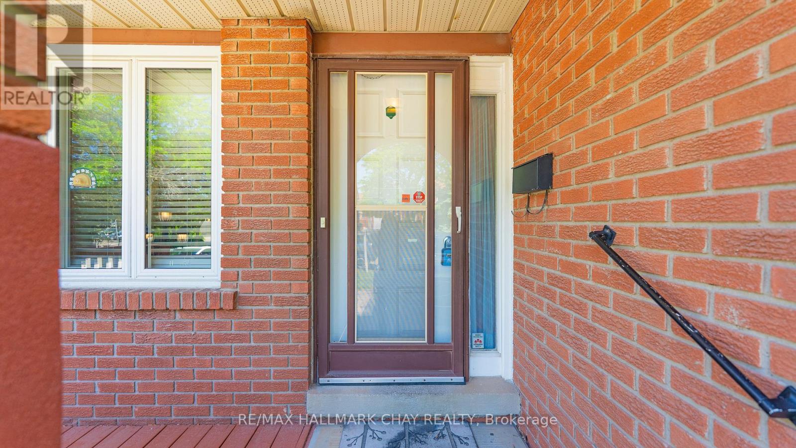 22 Rowe Court, Brampton, Ontario  L6X 2S2 - Photo 3 - W13425366