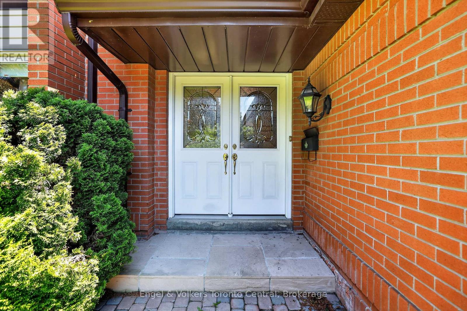 32 Milford Crescent, Brampton (Central Park), Ontario  L6S 3E4 - Photo 3 - W13425800