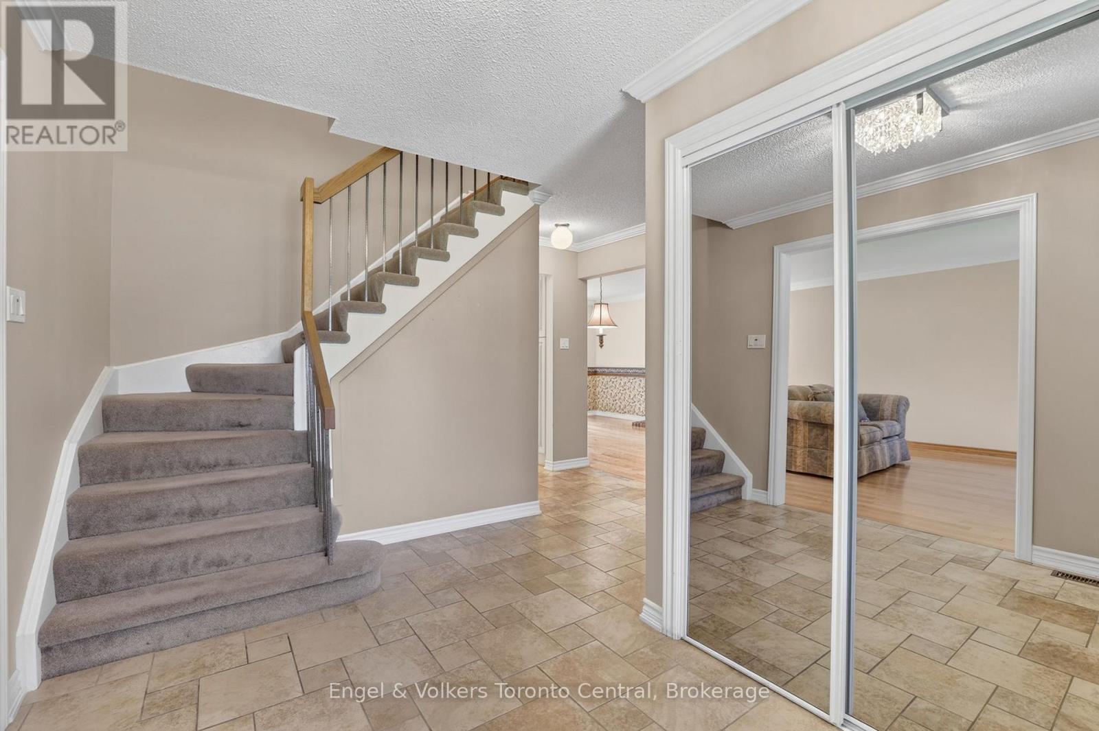 32 Milford Crescent, Brampton (Central Park), Ontario  L6S 3E4 - Photo 6 - W13425800