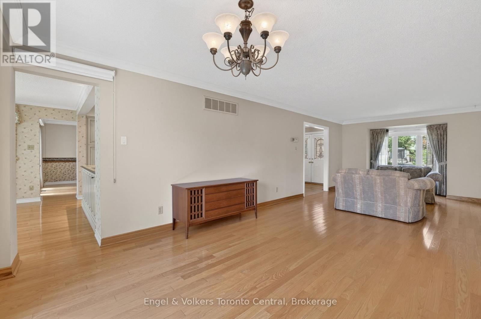 32 Milford Crescent, Brampton (Central Park), Ontario  L6S 3E4 - Photo 7 - W13425800