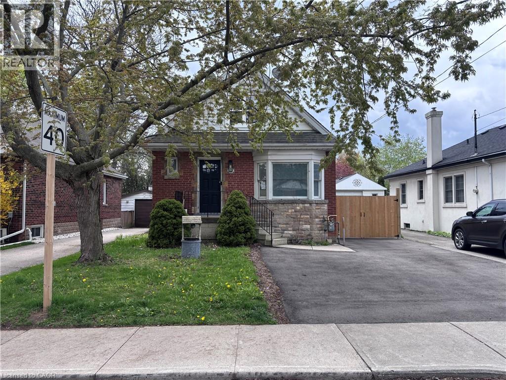 122 Queensdale Avenue E