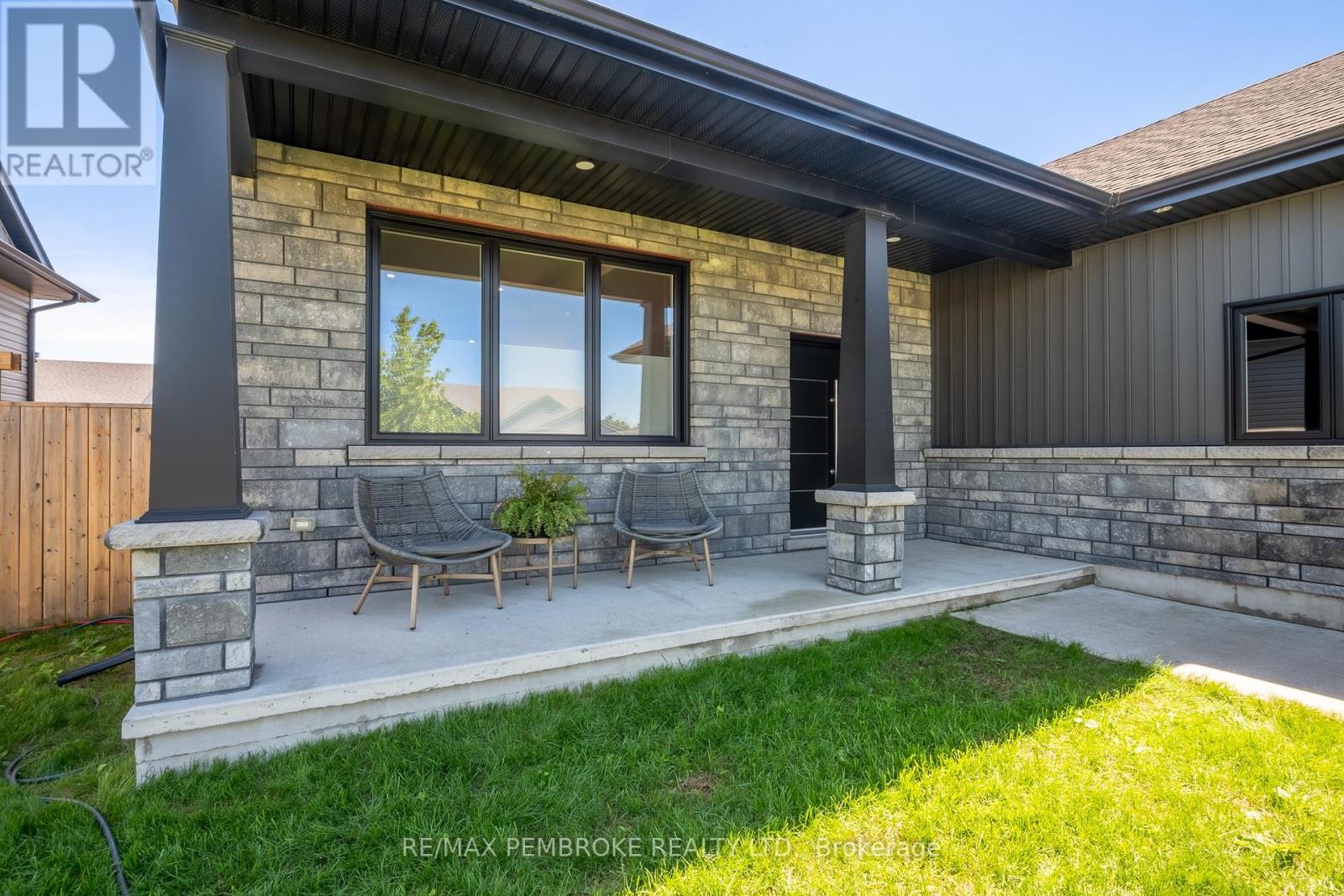 15 Drew Street, Petawawa, Ontario  K8H 0G4 - Photo 3 - X13426152