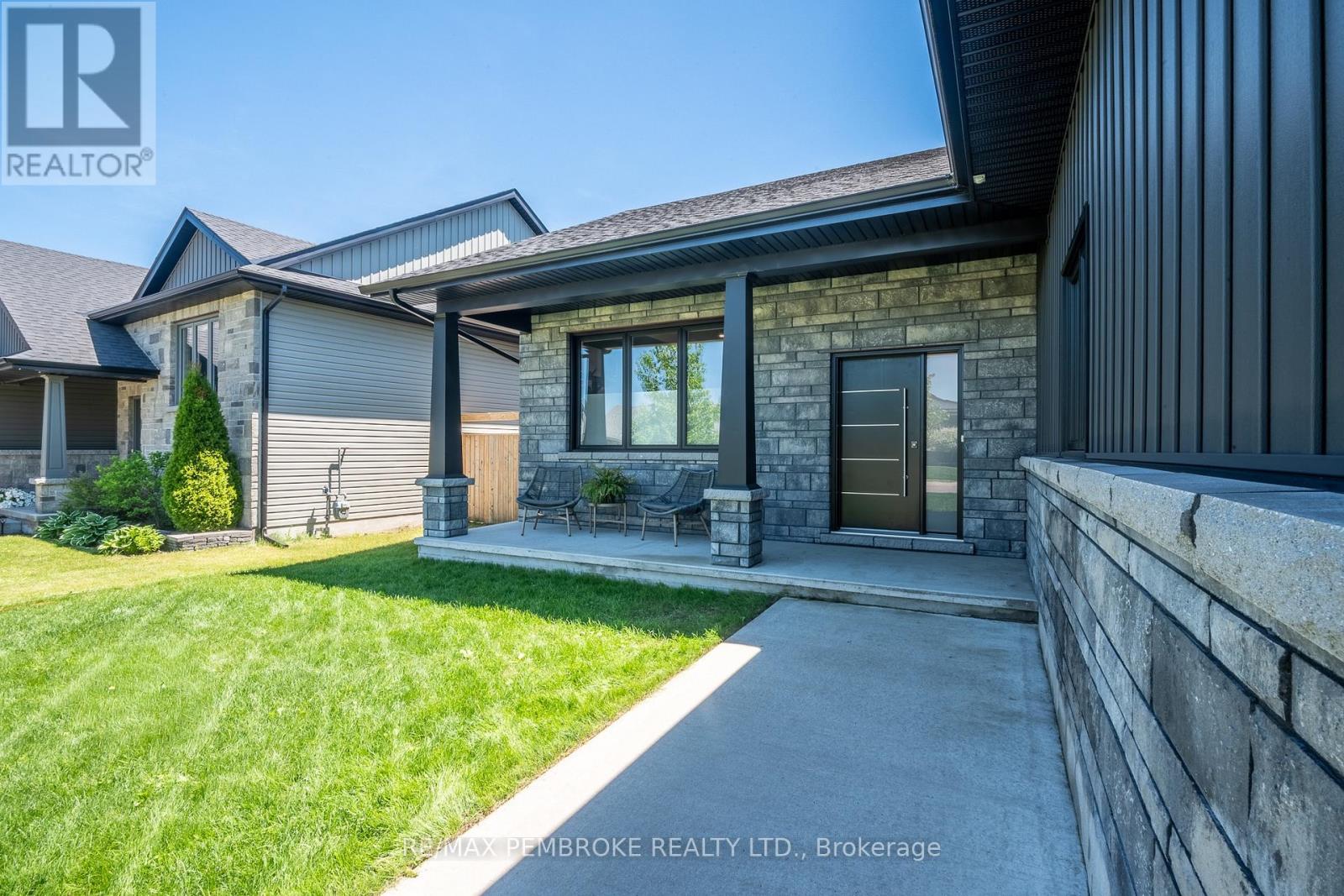 15 Drew Street, Petawawa, Ontario  K8H 0G4 - Photo 4 - X13426152