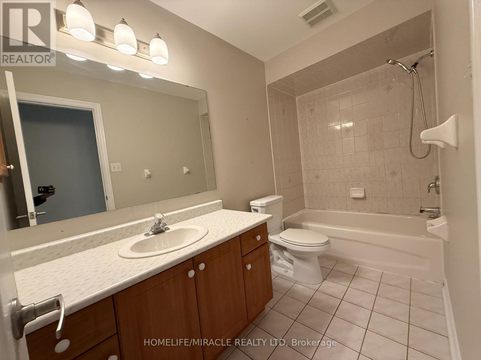 98 Marycroft (Upper) Court, Brampton, Ontario  L7A 2G4 - Photo 17 - W13425888