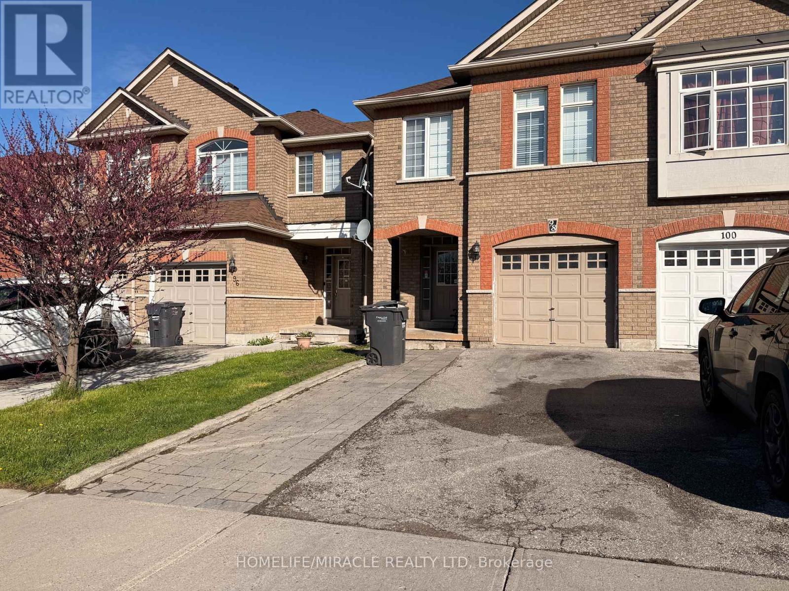 98 Marycroft (Upper) Court, Brampton, Ontario  L7A 2G4 - Photo 2 - W13425888