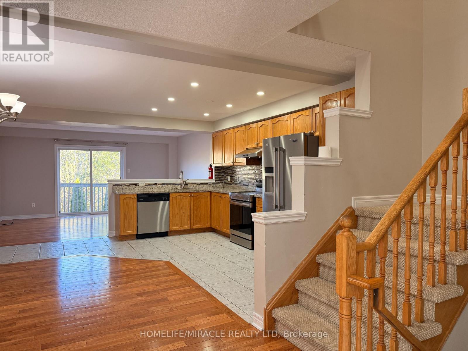 98 Marycroft (Upper) Court, Brampton, Ontario  L7A 2G4 - Photo 6 - W13425888