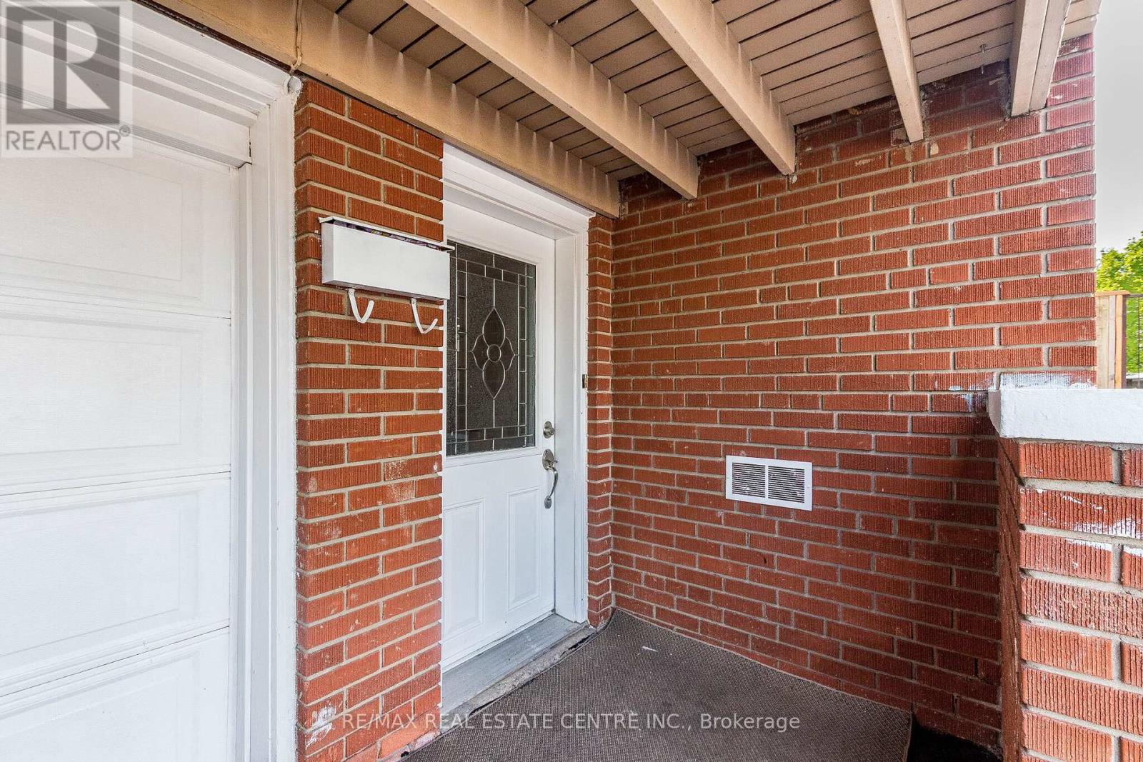 7243 Reindeer Drive, Mississauga, Ontario  L4T 2M6 - Photo 5 - W13425942