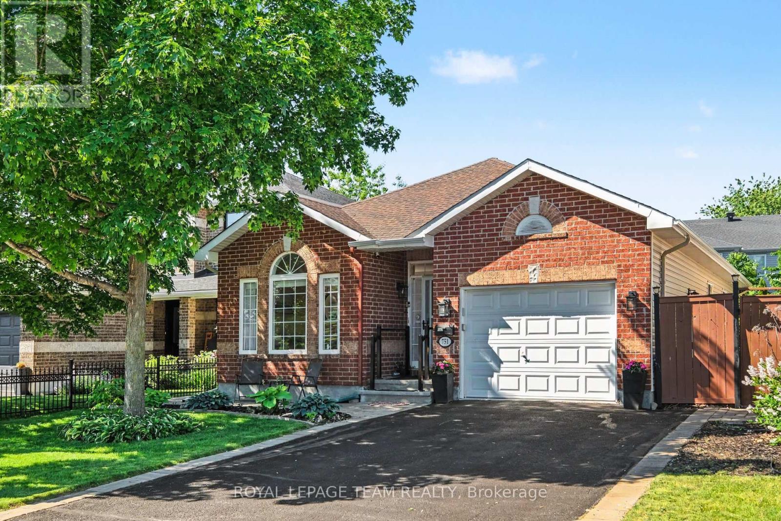 751 Vermillion Drive, Ottawa, Ontario  K1V 1V8 - Photo 2 - X12930136