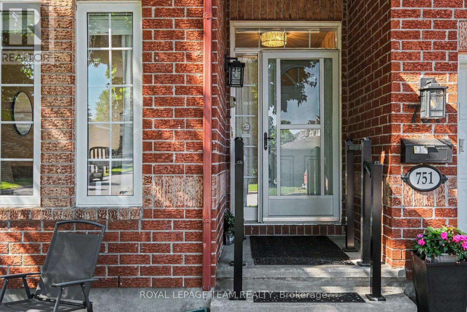 751 Vermillion Drive, Ottawa, Ontario  K1V 1V8 - Photo 3 - X12930136
