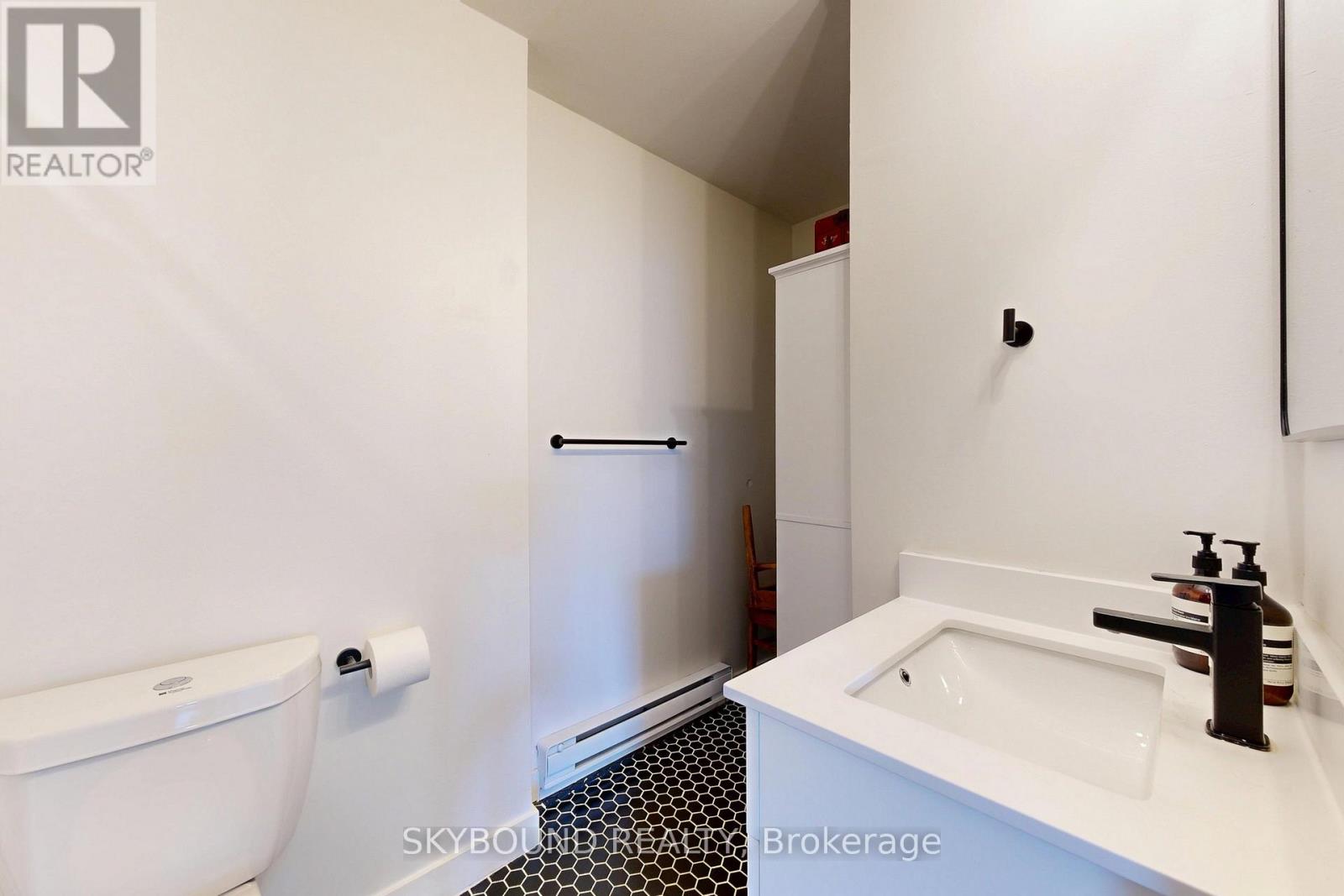 B - 2104 Queen Street E, Toronto, Ontario  M4E 1E2 - Photo 20 - E13424636