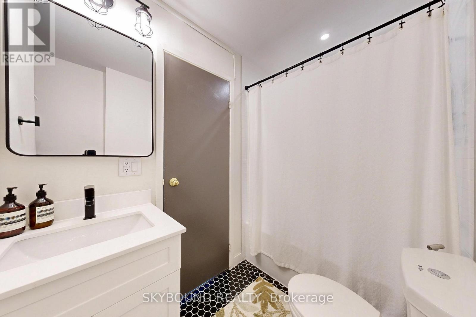 B - 2104 Queen Street E, Toronto, Ontario  M4E 1E2 - Photo 19 - E13424636