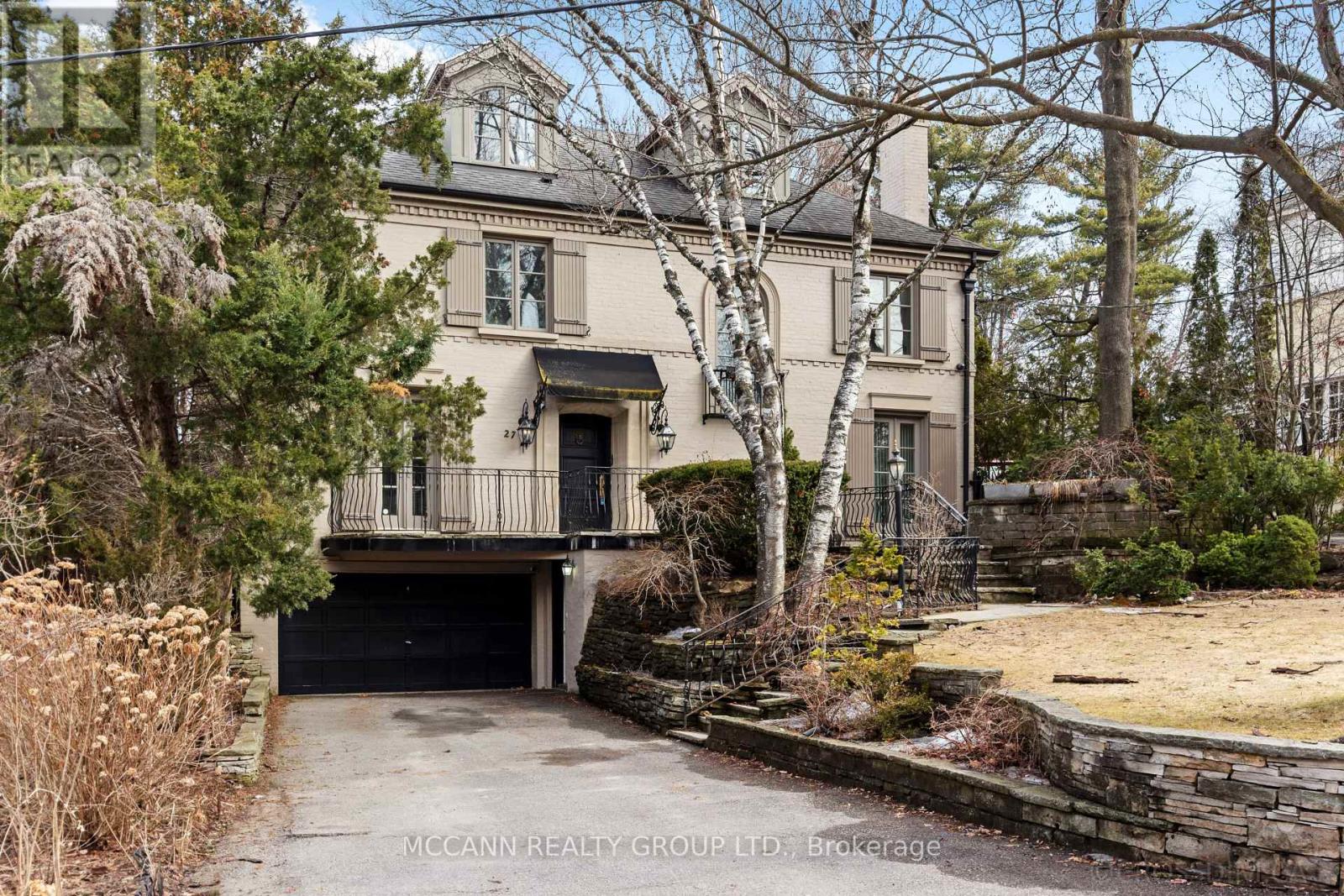 27 STRATHGOWAN CRESCENT, Toronto, Ontario