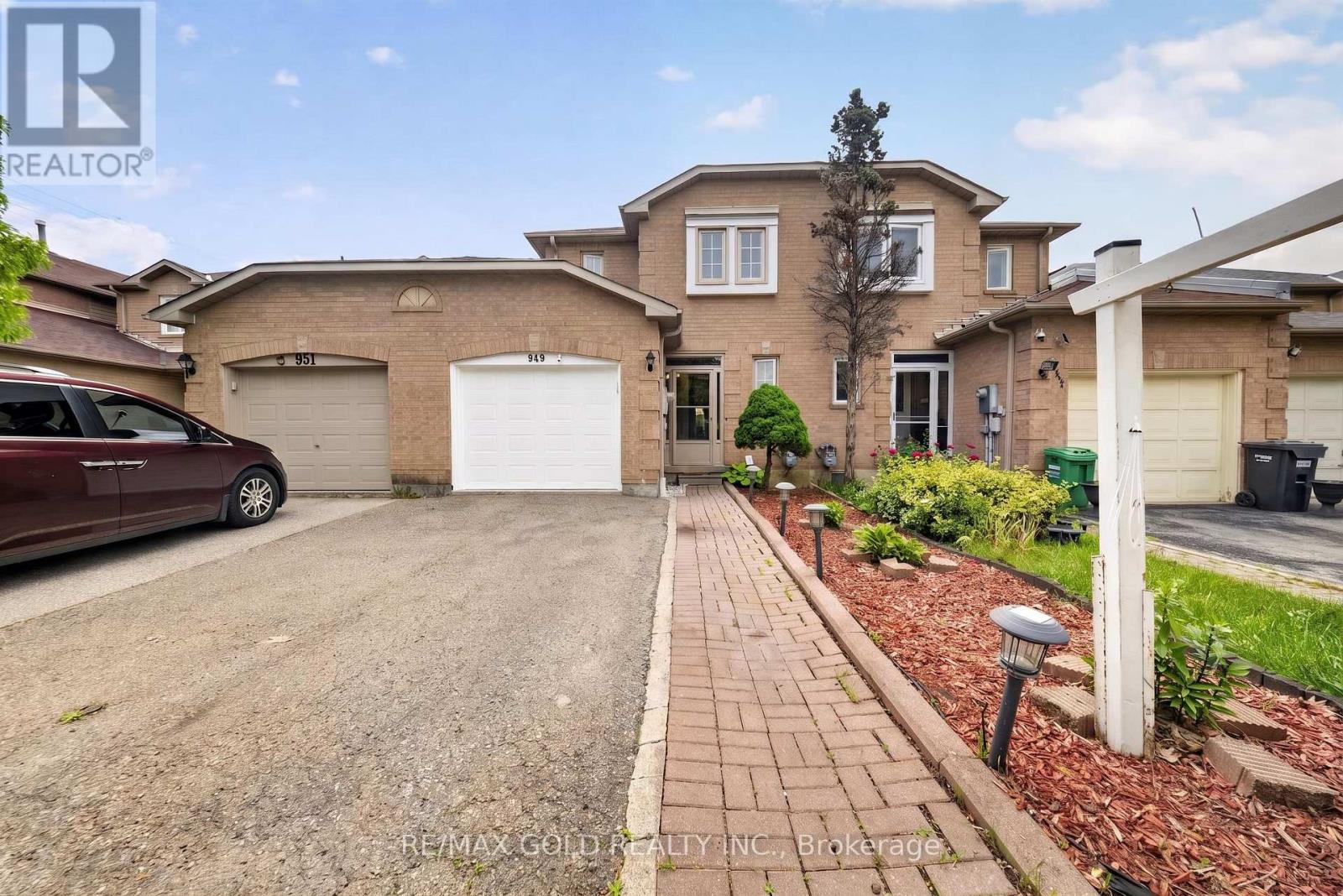 949 Blizzard Road, Mississauga, Ontario  L5V 1T1 - Photo 2 - W13426306