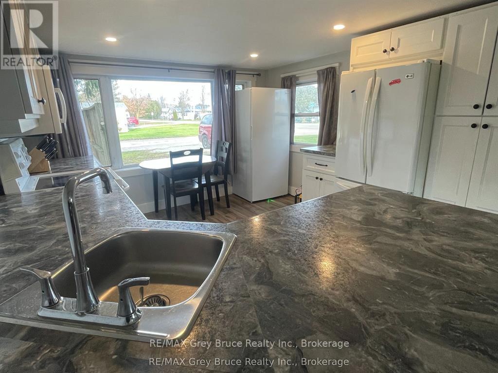 102 Grace St, Georgian Bluffs, Ontario  N0H 2N0 - Photo 3 - X13426644