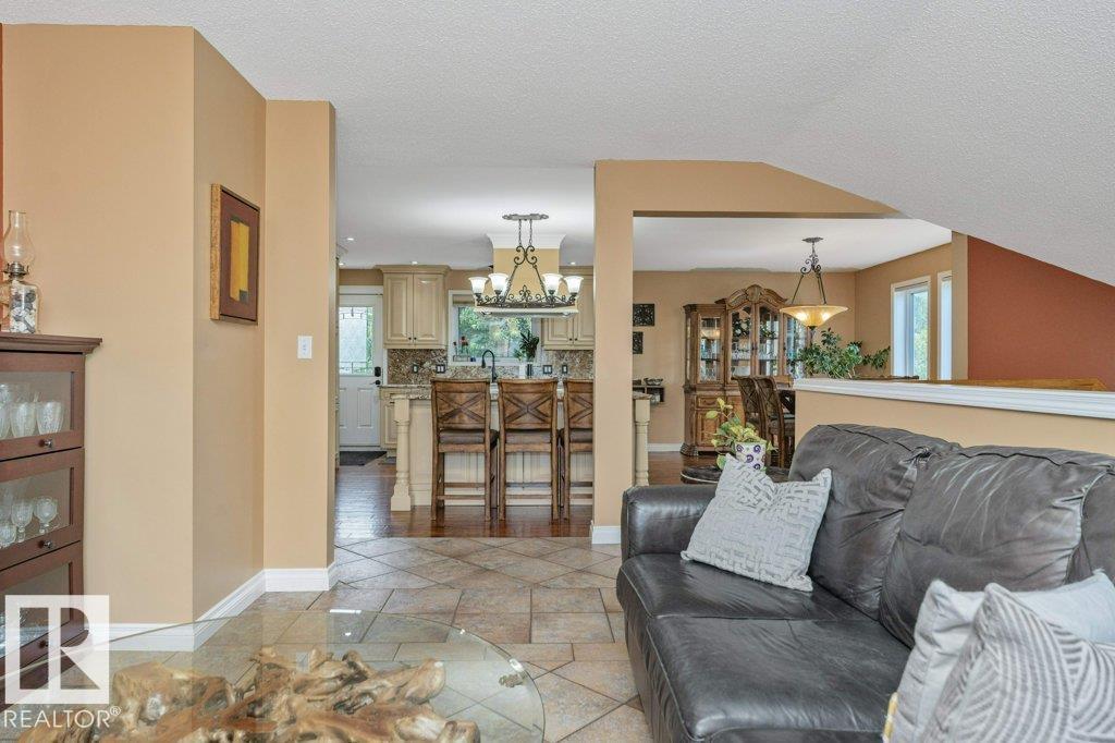 149 Greenoch Cr NW, Edmonton, Alberta  T6L 1W6 - Photo 5 - E4492803