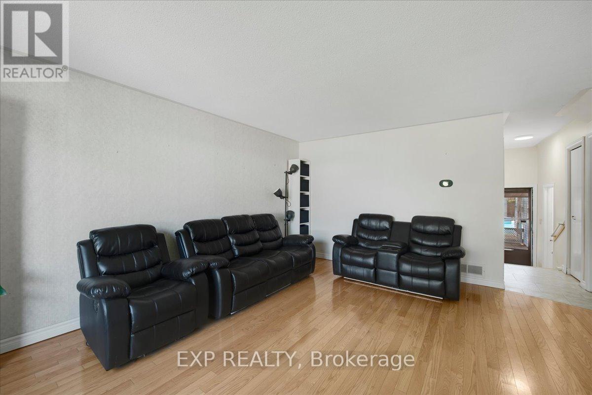 376 Surrey Drive, Oshawa, Ontario  L1G 6H1 - Photo 5 - E13426704