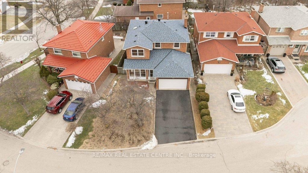796 BUCKINGHAM COURT, Mississauga, Ontario