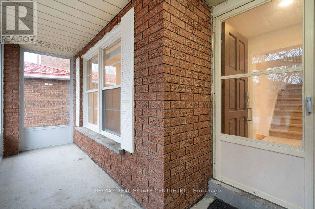 796 Buckingham Court, Mississauga, Ontario  L5C 4M3 - Photo 10 - W13426718