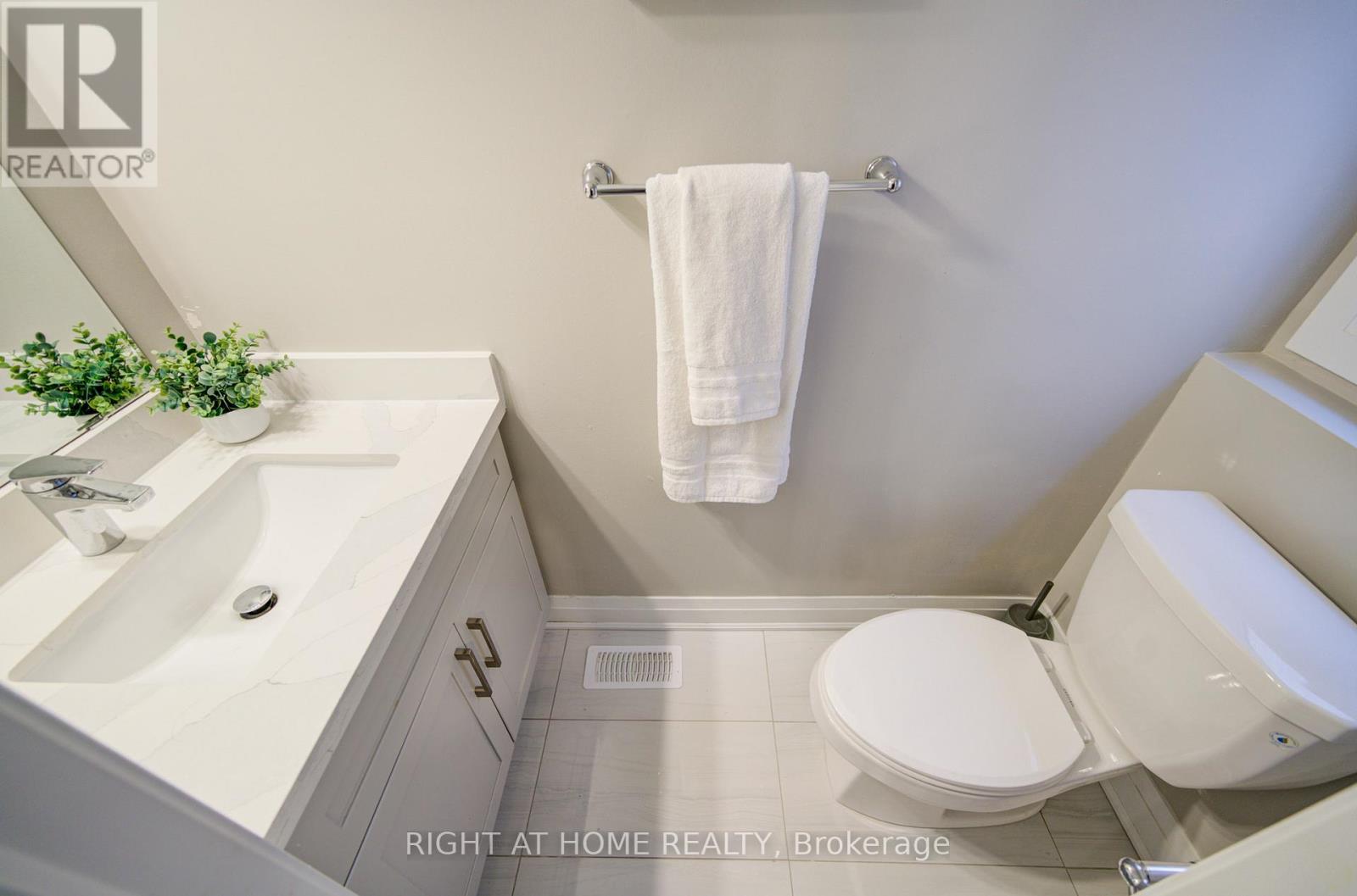 3007 Hollyberry Trail, Pickering, Ontario  L1X 0N5 - Photo 7 - E13426828