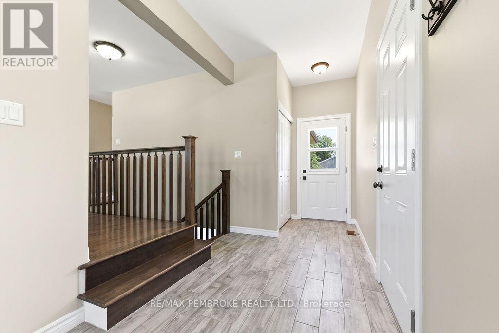 74 Oak Avenue, Petawawa, Ontario  K8H 0B5 - Photo 2 - X13427230