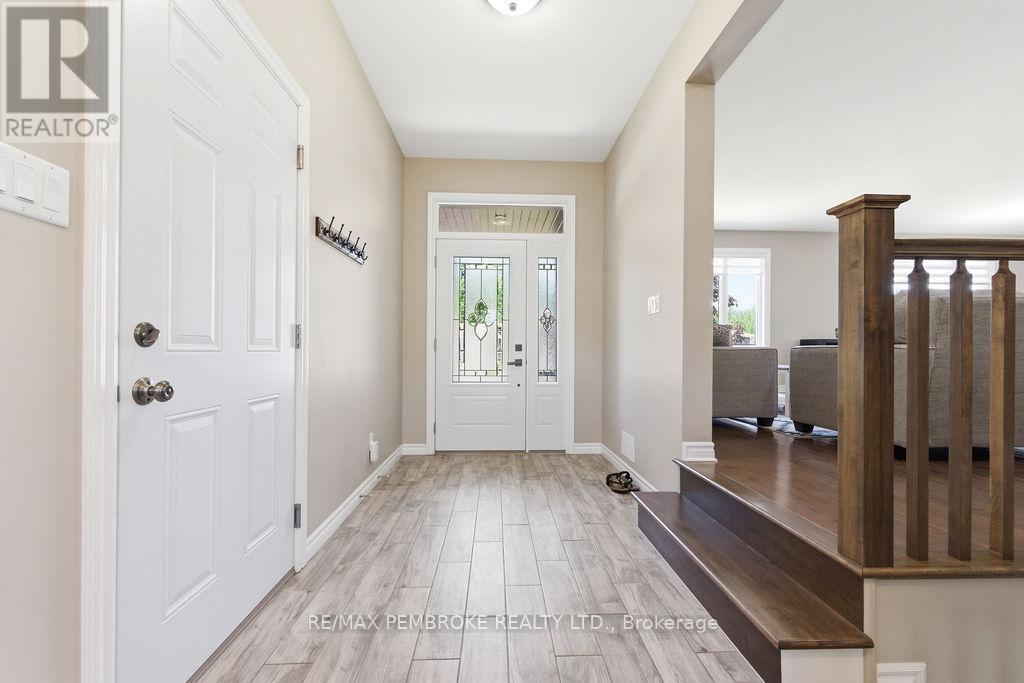 74 Oak Avenue, Petawawa, Ontario  K8H 0B5 - Photo 3 - X13427230