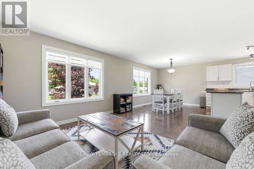 74 Oak Avenue, Petawawa, Ontario  K8H 0B5 - Photo 4 - X13427230