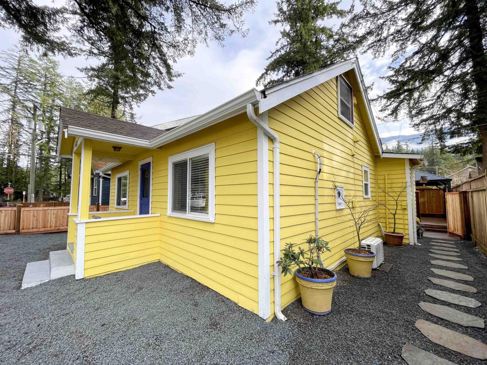 298 Hemlock Street, Cultus Lake North, Cultus Lake, British Columbia  V2R 4Y7 - Photo 2 - R3134537