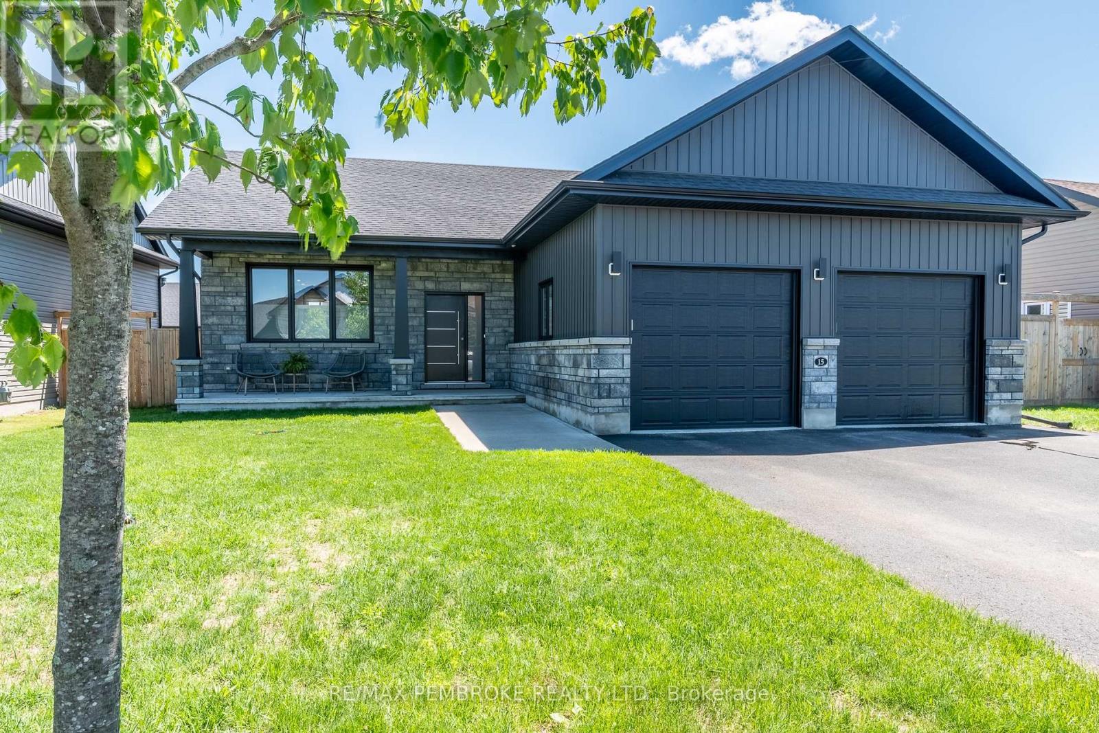 15 Drew Street, Petawawa, Ontario  K8H 0G4 - Photo 2 - X13426152