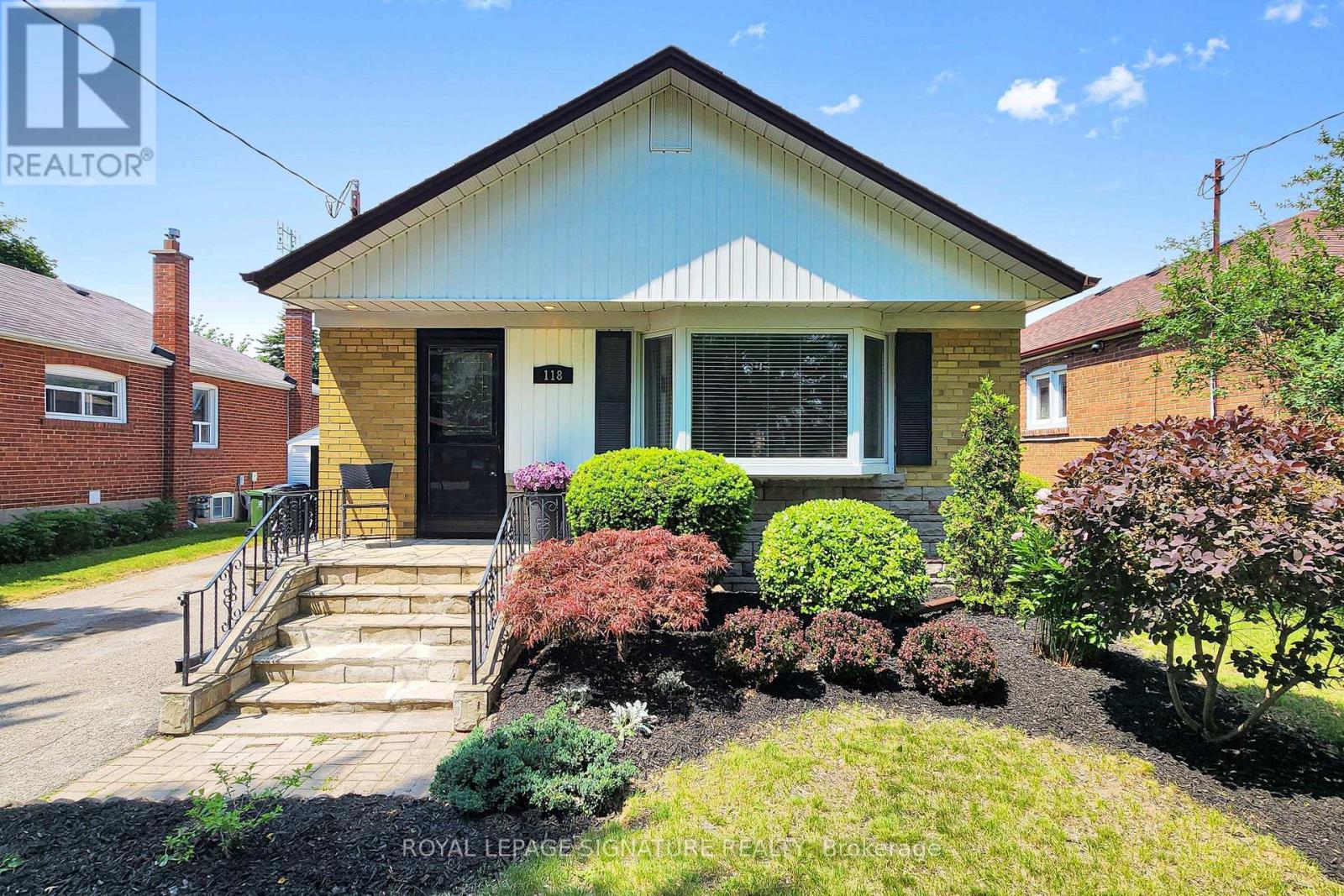 <div class="slider-price">$1,139,000</div><p>118 Canlish Road, Toronto, Ontario</p>