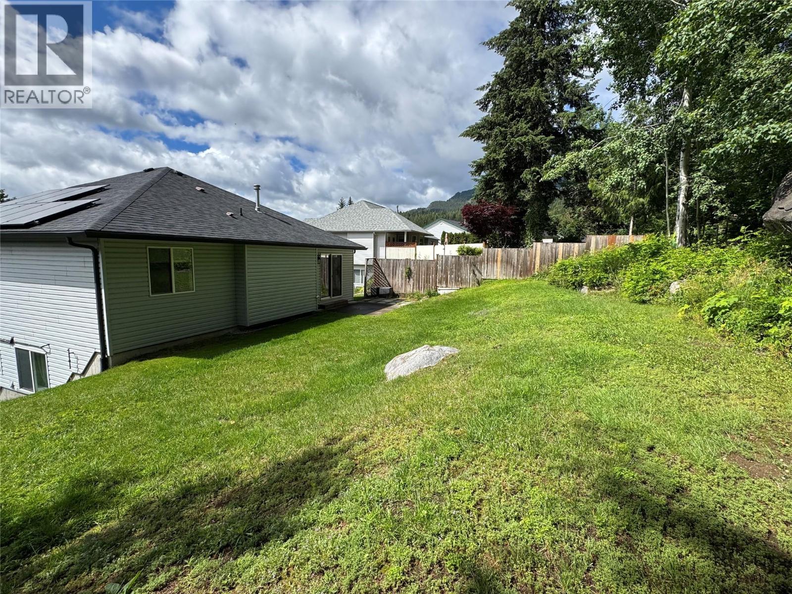 1479 37th Street, Castlegar, British Columbia  V1N 4J5 - Photo 4 - 10378028
