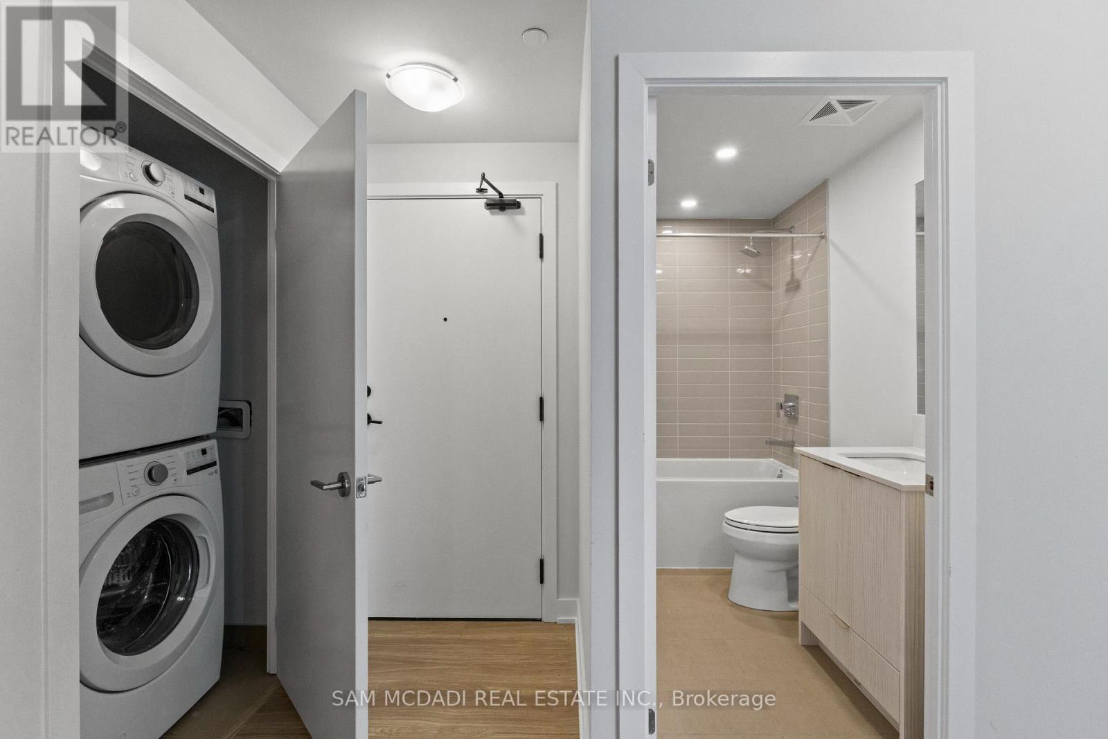 4208 - 430 Square One Drive, Mississauga, Ontario  L5B 0R7 - Photo 4 - W13427044