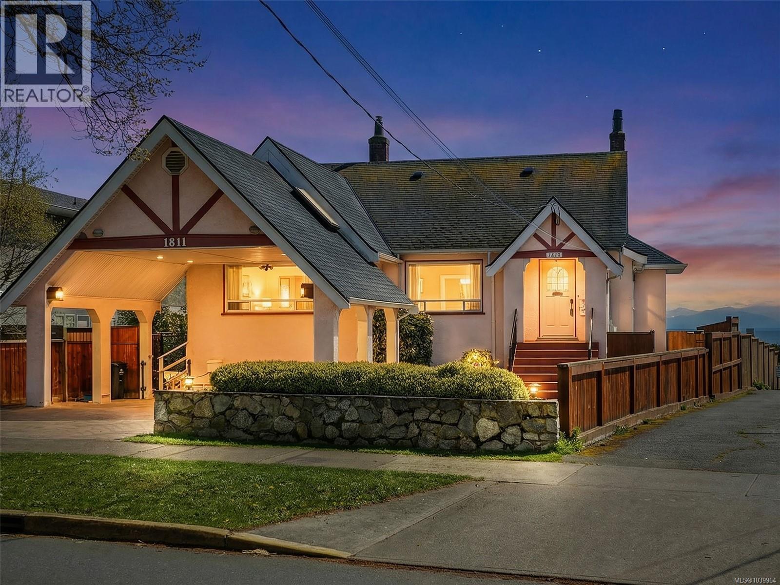 1811 Hollywood Cres