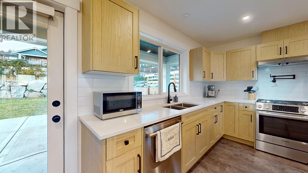5629 Kingbird Crescent, Sechelt, British Columbia  V7Z 0S4 - Photo 12 - R3134573