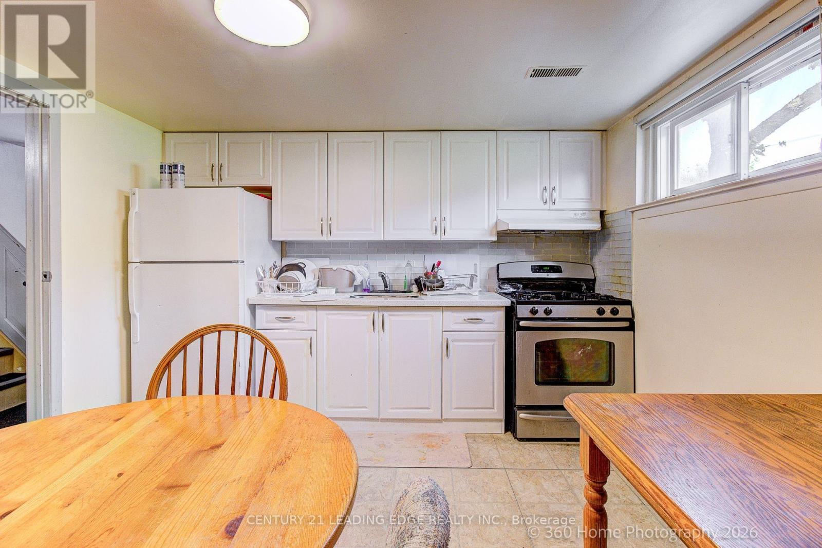 4 Blacksmith Crescent, Toronto, Ontario  M3N 1V4 - Photo 11 - W13427396
