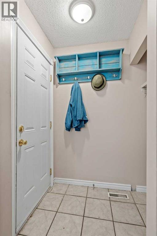 6646 Huntsbay Road NW, Calgary, Alberta  T2K 4R3 - Photo 2 - A2317856