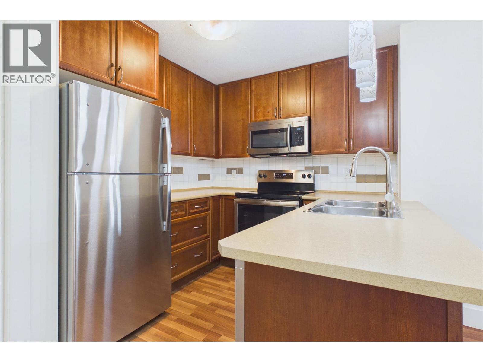 256 Hastings Avenue Unit# 404, Penticton, British Columbia  V2A 2V6 - Photo 3 - 10390524