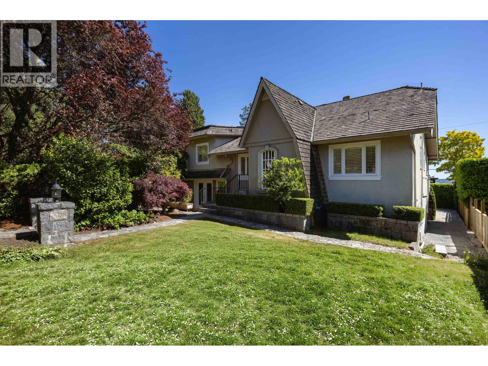2308 INGLEWOOD AVENUE, West Vancouver, British Columbia