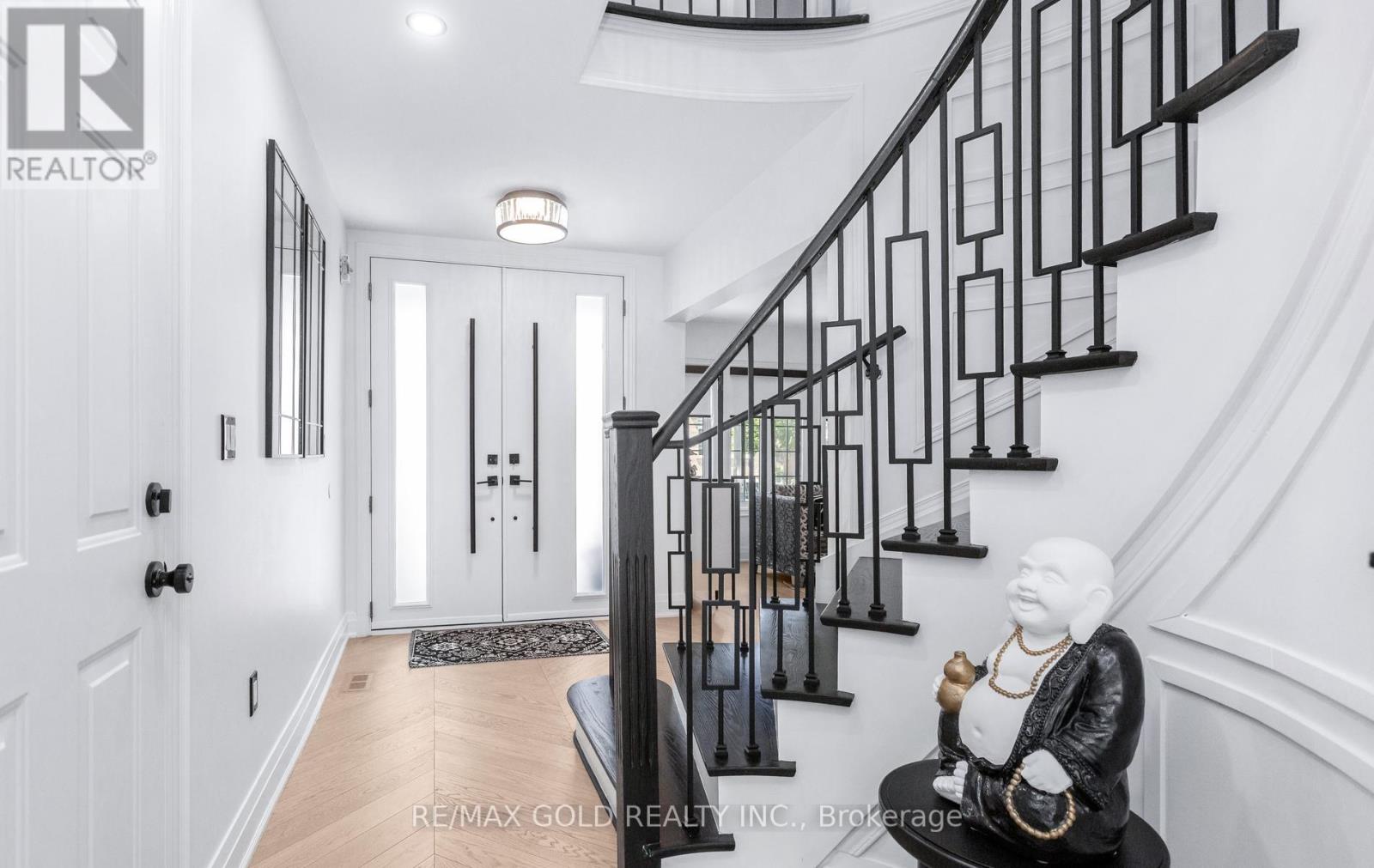 33 Nina Place, Brampton, Ontario  L7A 2E1 - Photo 4 - W13418294
