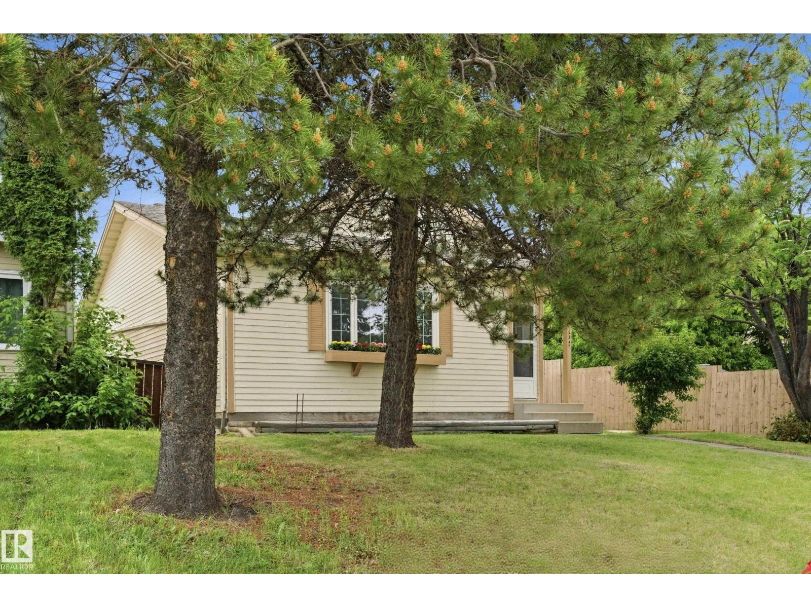 2103 53 St NW, Edmonton, Alberta  T6L 4T8 - Photo 2 - E4492833